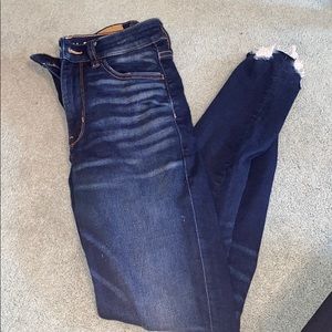 AMERICAN EAGLE RIPPED JEANS
